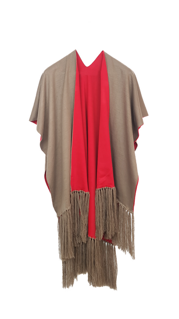 Ruana reversible en acrílico H-B, con flecos hechos a mano, color arena y rojo. Ideal para abrigar en invierno.
