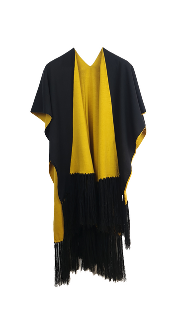 Ruana reversible en acrílico H-B, con flecos hechos a mano, color negro y mostaza. Ideal para abrigar en invierno.