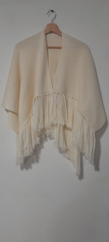 Ruana Lana Merino Corta con Flecos